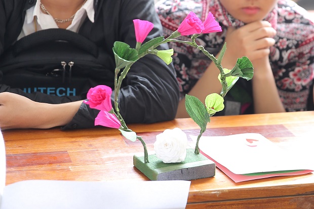 Sinh viên Khoa Tiếng Anh trổ tài làm hoa giấy, thiệp handmade tri ân thầy cô giáo 100
