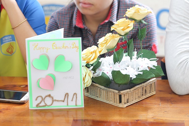 Sinh viên Khoa Tiếng Anh trổ tài làm hoa giấy, thiệp handmade tri ân thầy cô giáo 102