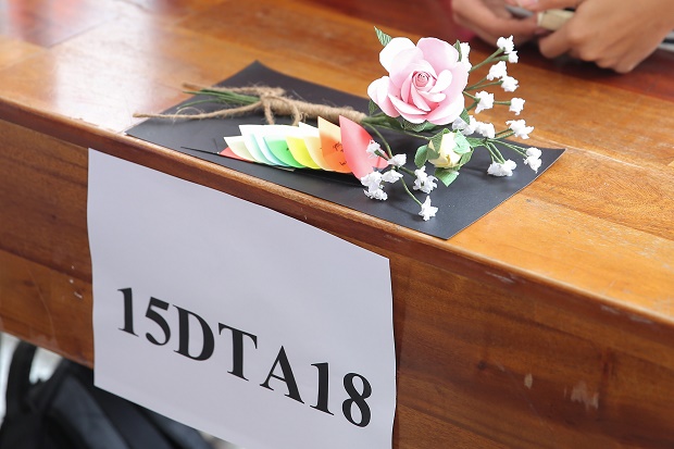 Sinh viên Khoa Tiếng Anh trổ tài làm hoa giấy, thiệp handmade tri ân thầy cô giáo 92
