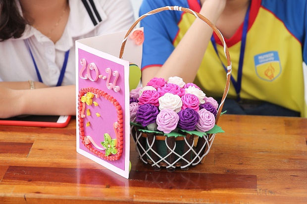 Sinh viên Khoa Tiếng Anh trổ tài làm hoa giấy, thiệp handmade tri ân thầy cô giáo 58