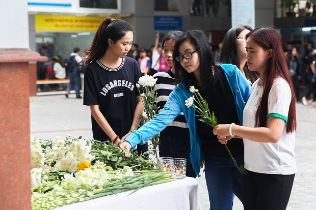 Tập thể HUTECH đặt vòng hoa tưởng niệm bạn Nguyễn Thanh Long 7