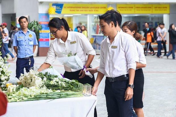 Tập thể HUTECH đặt vòng hoa tưởng niệm bạn Nguyễn Thanh Long 9