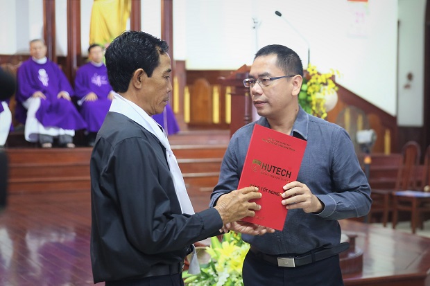 HUTECH trang trọng trao bằng Kỹ sư danh dự cho gia đình em Nguyễn Thanh Long 71