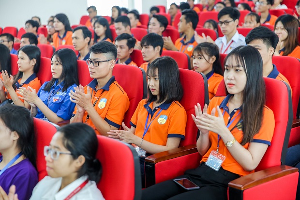 HUTECH long trọng tổ chức Lễ tổng kết năm học 2016-2017 và kỷ niệm ngày Nhà giáo Việt Nam 105