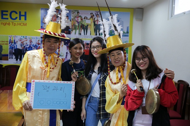 Đoàn nghệ thuật Seongju (Hàn Quốc) biểu diễn nhạc cụ truyền thống tại HUTECH 11