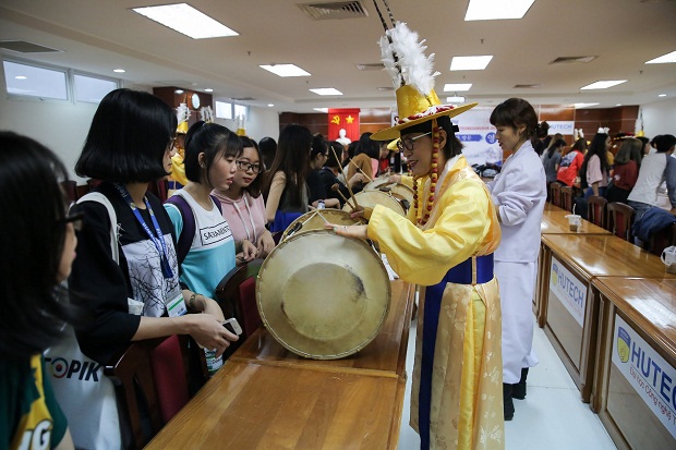 Đoàn nghệ thuật Seongju (Hàn Quốc) biểu diễn nhạc cụ truyền thống tại HUTECH 46