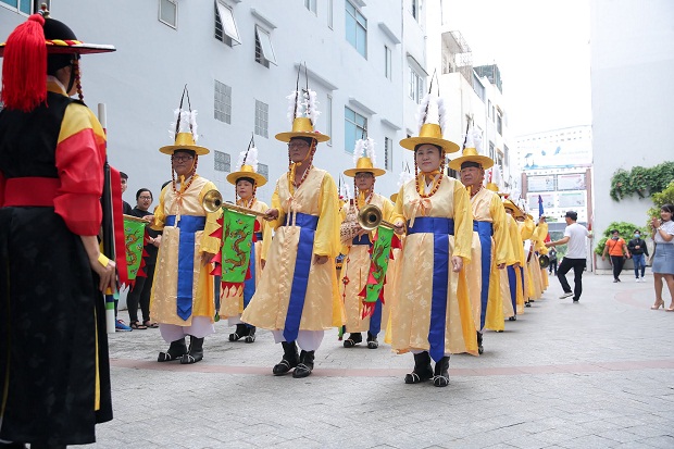 Đoàn nghệ thuật Seongju (Hàn Quốc) biểu diễn nhạc cụ truyền thống tại HUTECH 29