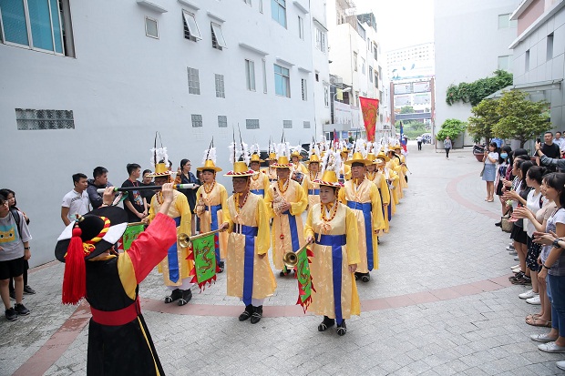 Đoàn nghệ thuật Seongju (Hàn Quốc) biểu diễn nhạc cụ truyền thống tại HUTECH 31