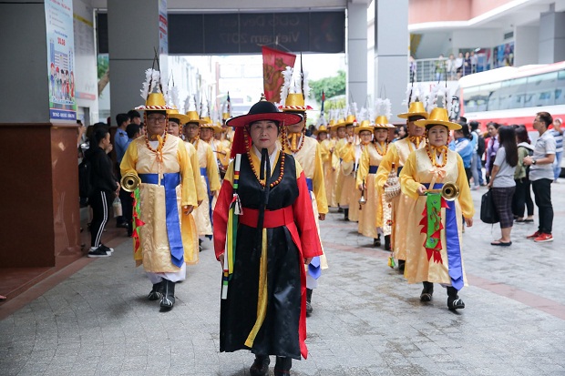 Đoàn nghệ thuật Seongju (Hàn Quốc) biểu diễn nhạc cụ truyền thống tại HUTECH 33