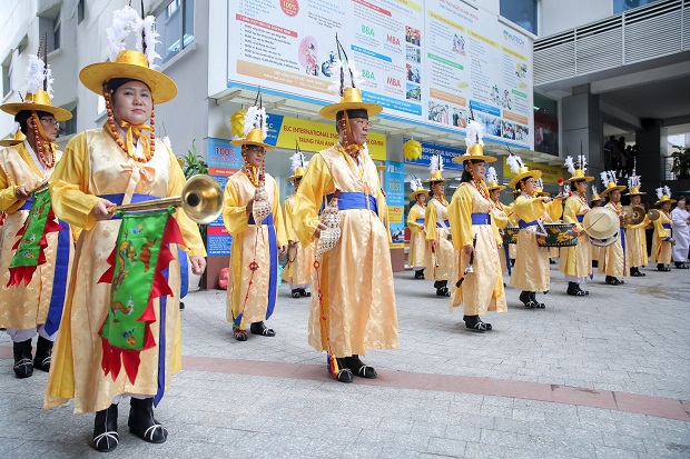 Đoàn nghệ thuật Seongju (Hàn Quốc) biểu diễn nhạc cụ truyền thống tại HUTECH 35