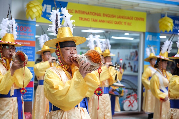 Đoàn nghệ thuật Seongju (Hàn Quốc) biểu diễn nhạc cụ truyền thống tại HUTECH 37