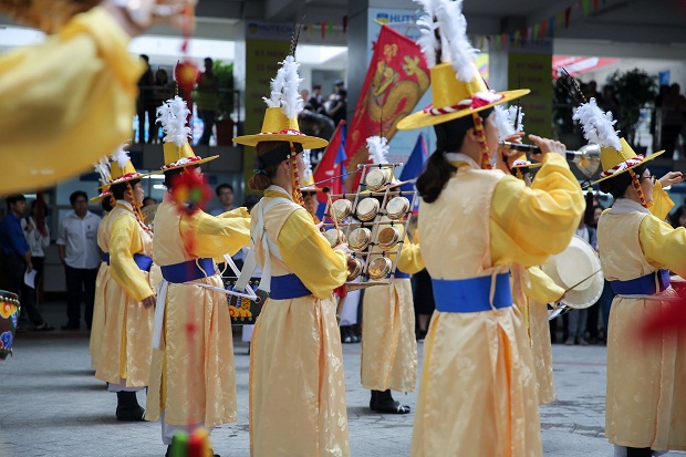 Đoàn nghệ thuật Seongju (Hàn Quốc) biểu diễn nhạc cụ truyền thống tại HUTECH 42