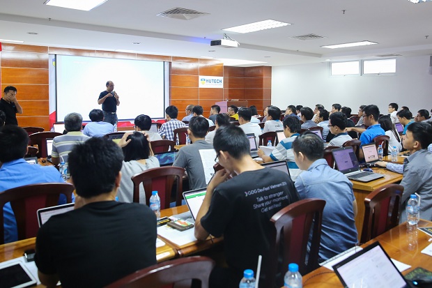 Gần 200 lập trình viên tham dự sự kiện công nghệ “AWS Dev Day Việt Nam 2017” tại HUTECH 44