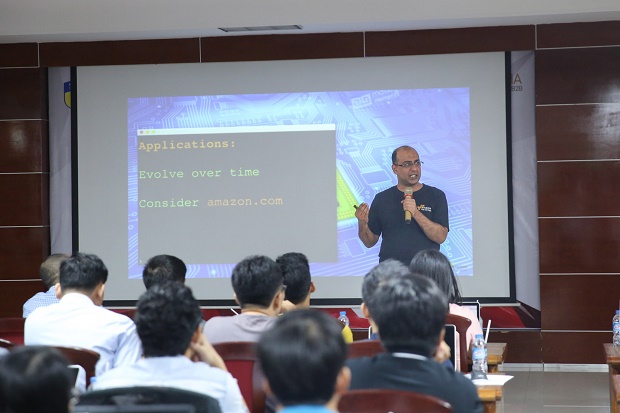 Gần 200 lập trình viên tham dự sự kiện công nghệ “AWS Dev Day Việt Nam 2017” tại HUTECH 28