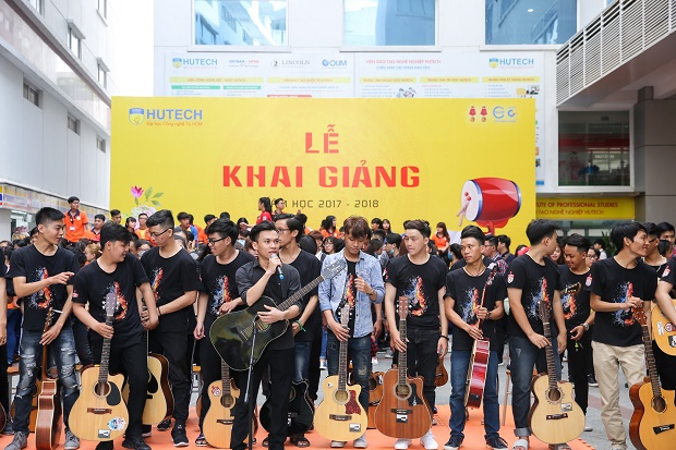 [Video] “Vỡ òa” cùng màn trình diễn ấn tượng của CLB Guitar và CLB Bartender HUTECH 30
