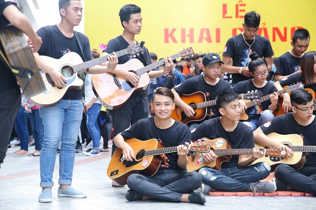 [Video] “Vỡ òa” cùng màn trình diễn ấn tượng của CLB Guitar và CLB Bartender HUTECH 34