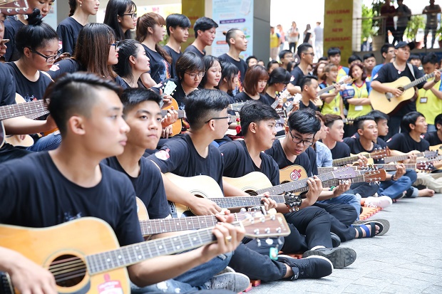 [Video] “Vỡ òa” cùng màn trình diễn ấn tượng của CLB Guitar và CLB Bartender HUTECH 36