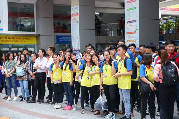 [Video] “Vỡ òa” cùng màn trình diễn ấn tượng của CLB Guitar và CLB Bartender HUTECH 73