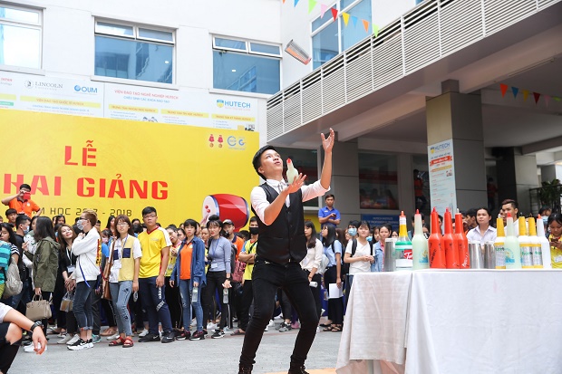 [Video] “Vỡ òa” cùng màn trình diễn ấn tượng của CLB Guitar và CLB Bartender HUTECH 52