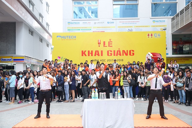 [Video] “Vỡ òa” cùng màn trình diễn ấn tượng của CLB Guitar và CLB Bartender HUTECH 16