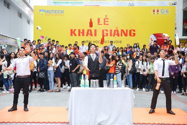 [Video] “Vỡ òa” cùng màn trình diễn ấn tượng của CLB Guitar và CLB Bartender HUTECH 59