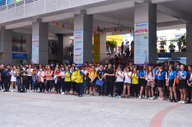 [Video] Xuất hiện “Ngồi hát đỡ buồn” phiên bản “Ba chàng ngự lâm quân” tại HUTECH 59