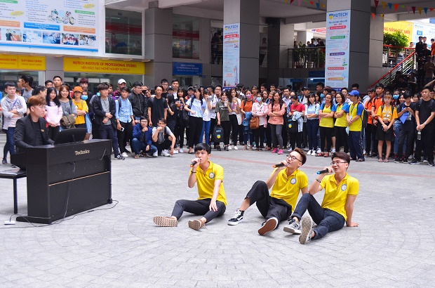 [Video] Xuất hiện “Ngồi hát đỡ buồn” phiên bản “Ba chàng ngự lâm quân” tại HUTECH 12