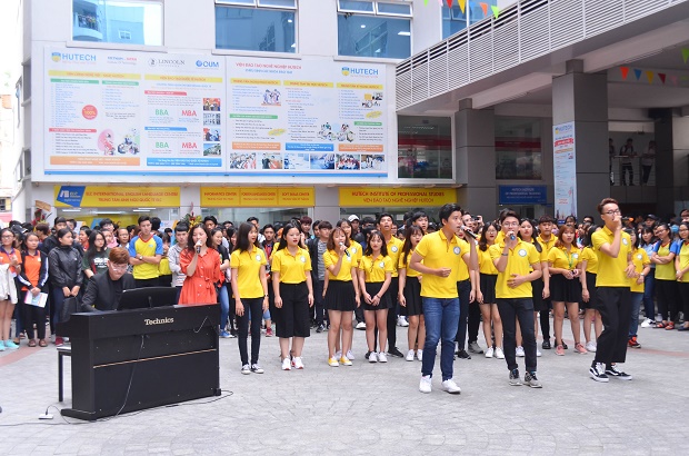 [Video] Xuất hiện “Ngồi hát đỡ buồn” phiên bản “Ba chàng ngự lâm quân” tại HUTECH 26