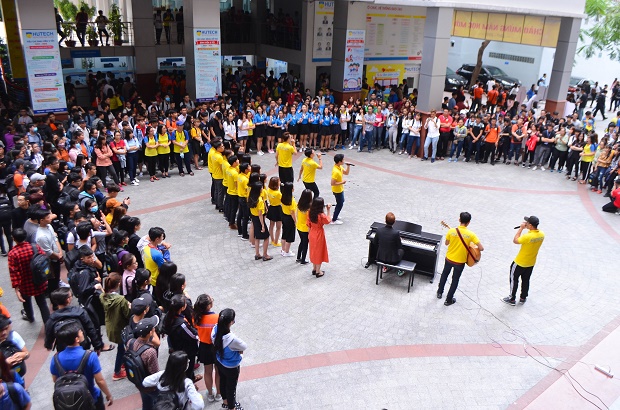 [Video] Xuất hiện “Ngồi hát đỡ buồn” phiên bản “Ba chàng ngự lâm quân” tại HUTECH 28