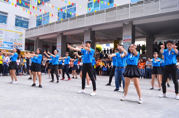 [Video] Xuất hiện “Ngồi hát đỡ buồn” phiên bản “Ba chàng ngự lâm quân” tại HUTECH 41