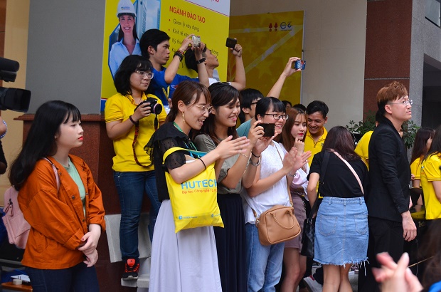 [Video] Xuất hiện “Ngồi hát đỡ buồn” phiên bản “Ba chàng ngự lâm quân” tại HUTECH 57