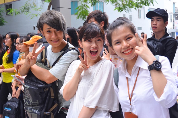 [Video] Xuất hiện “Ngồi hát đỡ buồn” phiên bản “Ba chàng ngự lâm quân” tại HUTECH 55