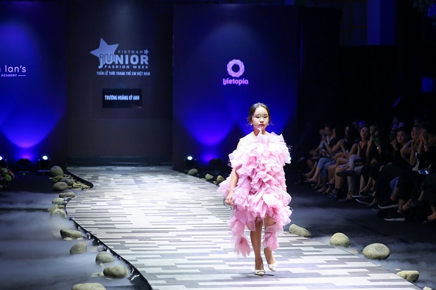 Ấn tượng những bộ sưu tập màu hồng tại “Tuần lễ thời trang trẻ em Việt Nam” 107