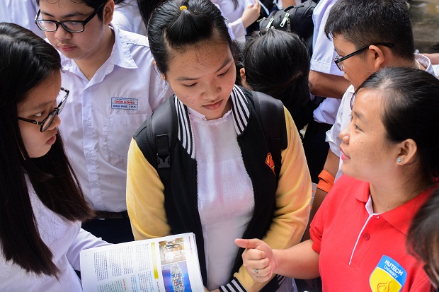 Gần 700 học sinh trường THPT Diên Hồng tham gia chương trình Tư vấn hướng nghiệp 2018 70