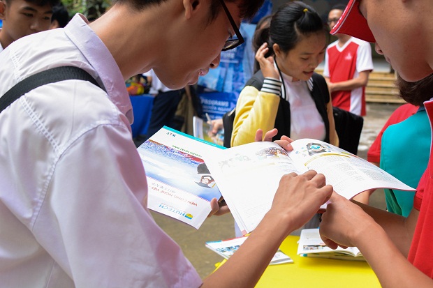 Gần 700 học sinh trường THPT Diên Hồng tham gia chương trình Tư vấn hướng nghiệp 2018 58