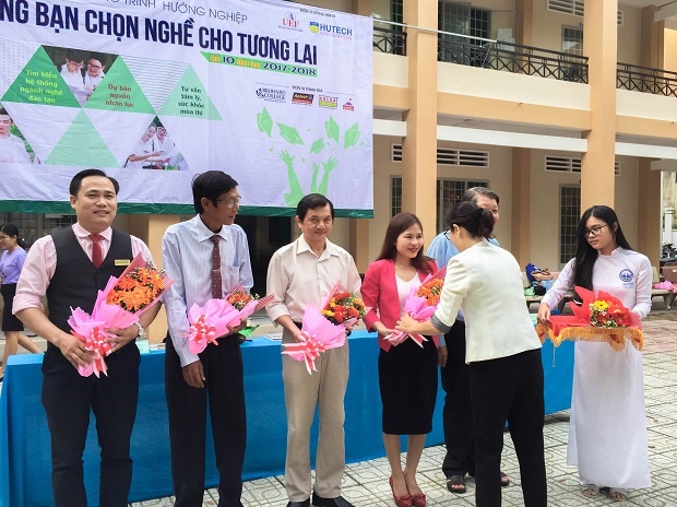 HUTECH và học sinh THPT ở Đồng Nai “Cùng chọn nghề cho tương lai” 9