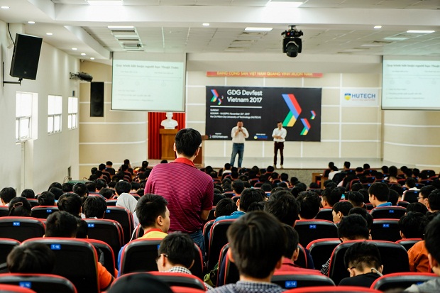 Hàng trăm bạn trẻ yêu công nghệ hội tụ tại HUTECH cùng Google DevFest 2017 102