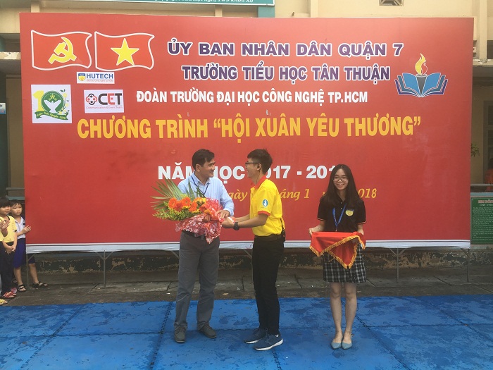 C.E.T mang “Xuân yêu thương” đến với các em học sinh trường Tiểu học Tân Thuận 27