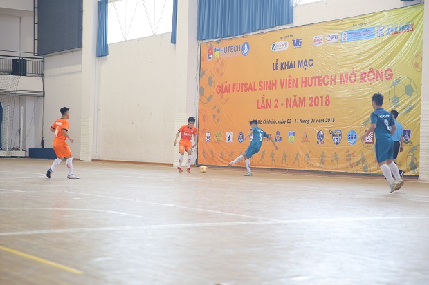 Giải Futsal HUTECH mở rộng 2018: U19 HUTECH có chiến thắng đầu tiên 22