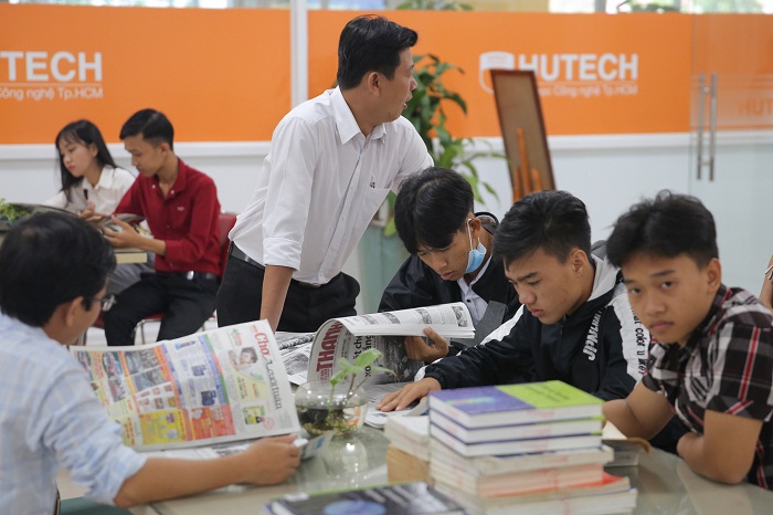 Hơn 200 học sinh trường THPT Hòa Tú, tỉnh Sóc Trăng tham quan, tìm hiểu HUTECH 19