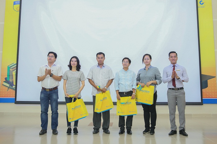 Hơn 200 học sinh trường THPT Hòa Tú, tỉnh Sóc Trăng tham quan, tìm hiểu HUTECH 60