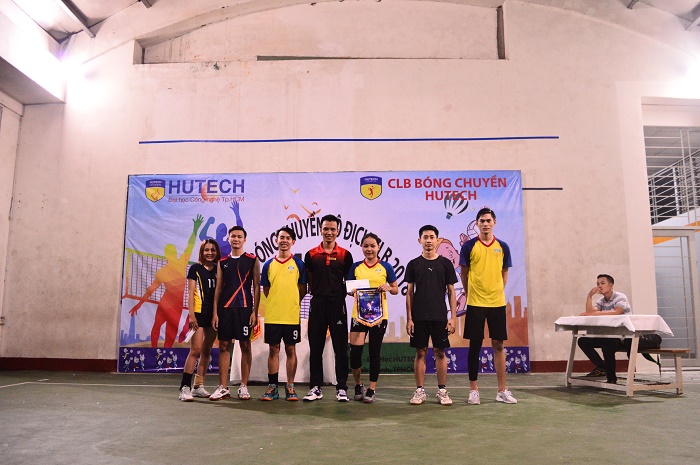 CLB Bóng chuyền HUTECH tổ chức Giải Bóng chuyền nam nữ 4 - 4 78