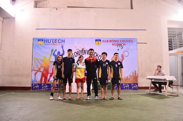 CLB Bóng chuyền HUTECH tổ chức Giải Bóng chuyền nam nữ 4 - 4 82
