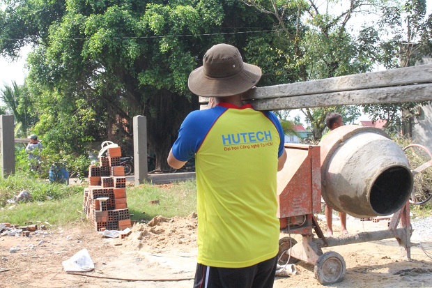Chiến sĩ Xuân tình nguyện khoa Tiếng Anh xây đắp “Con đường xuân” tại huyện Củ Chi 34