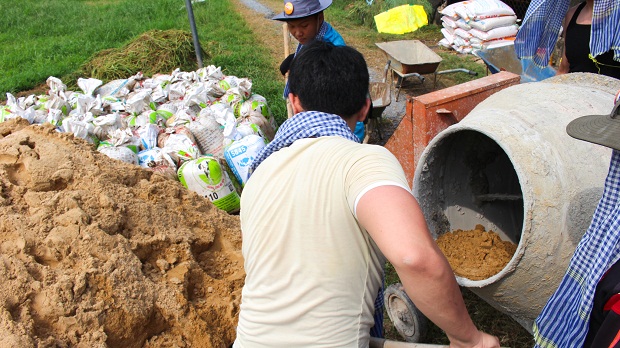 Chiến sĩ Xuân tình nguyện khoa Tiếng Anh xây đắp “Con đường xuân” tại huyện Củ Chi 32
