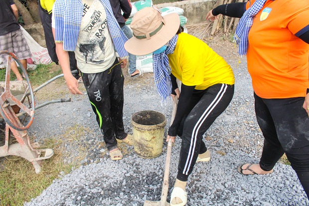 Chiến sĩ Xuân tình nguyện khoa Tiếng Anh xây đắp “Con đường xuân” tại huyện Củ Chi 97