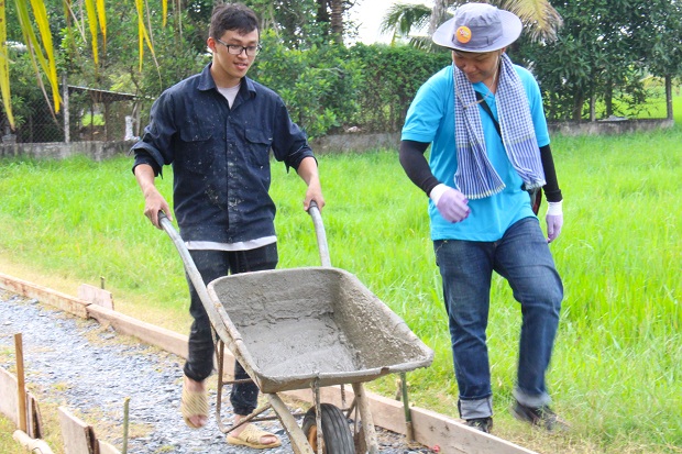 Chiến sĩ Xuân tình nguyện khoa Tiếng Anh xây đắp “Con đường xuân” tại huyện Củ Chi 36