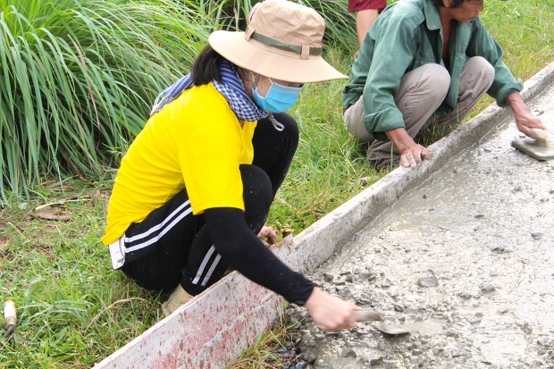 Chiến sĩ Xuân tình nguyện khoa Tiếng Anh xây đắp “Con đường xuân” tại huyện Củ Chi 95