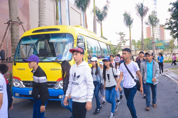 Học sinh trường THPT Khánh Hòa và THPT Cây Dương thích thú tham quan HUTECH 12