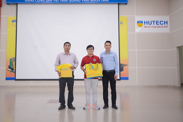 Học sinh trường THPT Khánh Hòa và THPT Cây Dương thích thú tham quan HUTECH 27